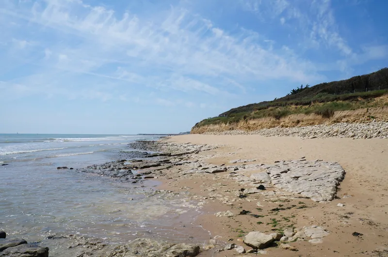 Plage d'œuvres d'art en pierre